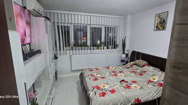 Vand apartament 3 cam,dec,et1. Zona Mioritei