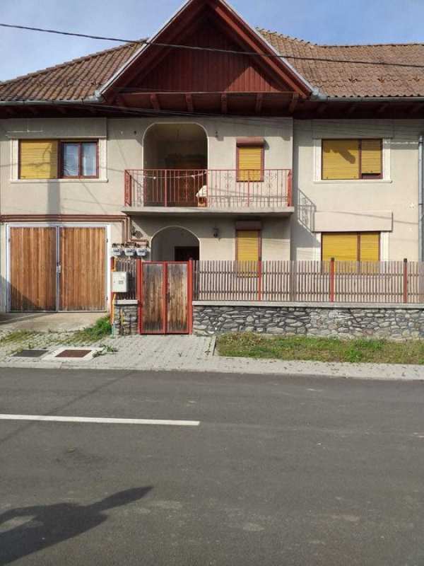 Închiriez spațiu de cazare pt. muncitori (ap. 3 cam., parter, casă)
