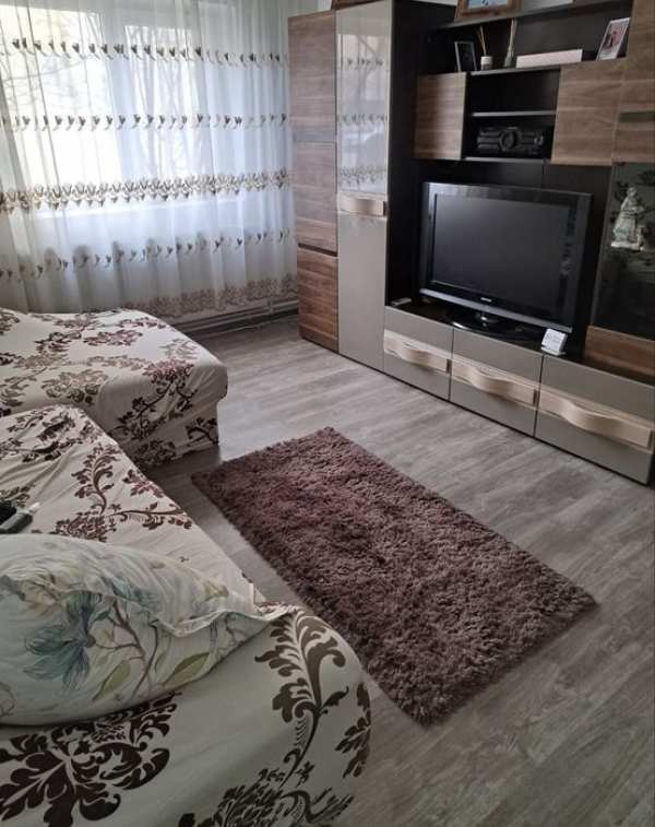 De vanzare apartament 4 camere/100m2 statie 1 May
