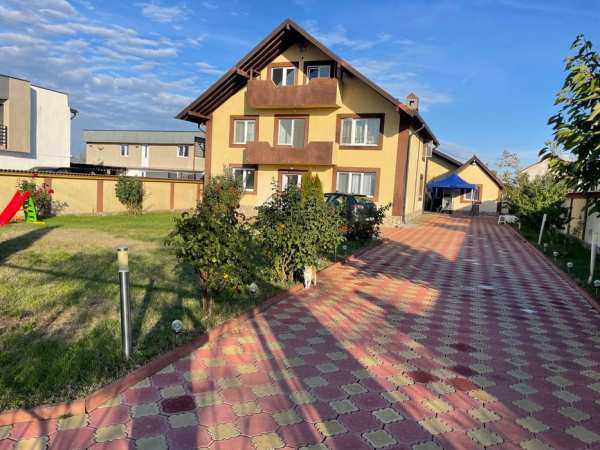 Vând schimb 2 case in curte toate utilitățile 180000€