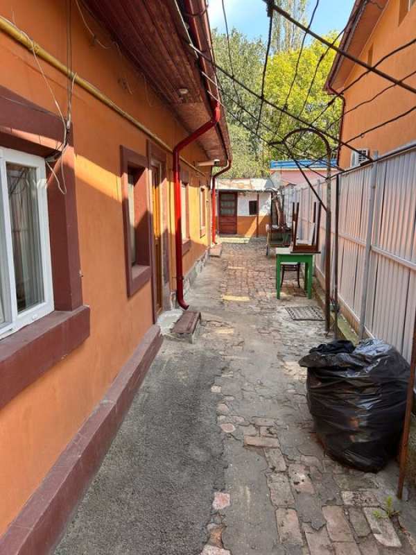 Inchiriez casa  la curte