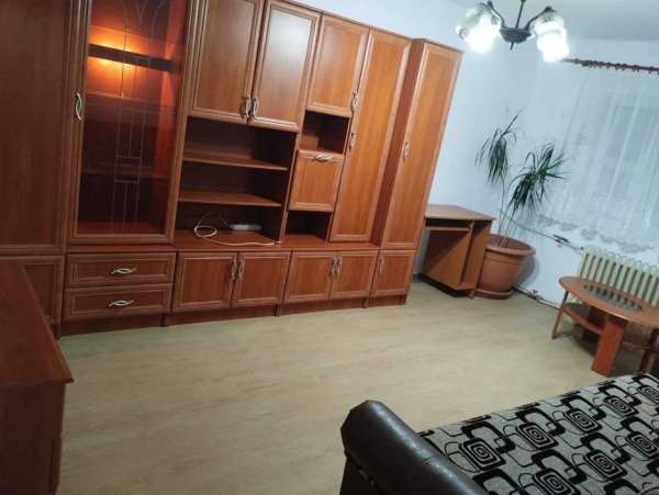 Dau in chirie apartament cu 3 camere