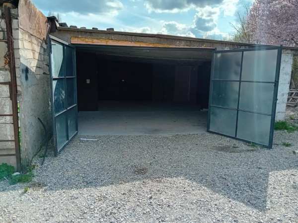 Garaj cu sup.30m2 + curte cu acces auto