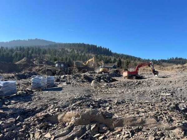 Vand cariera de piatra bazaltica,5 ha,cu permis de exploatare - ANRM