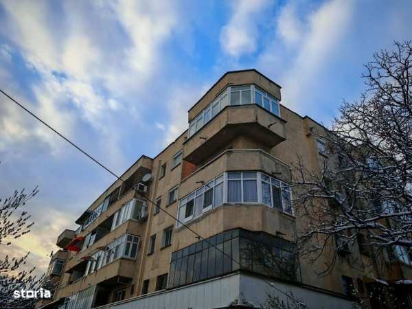 Decomandat, 3 camere, etajul 1/4, str. Nicolae Iorga, Rovine.
