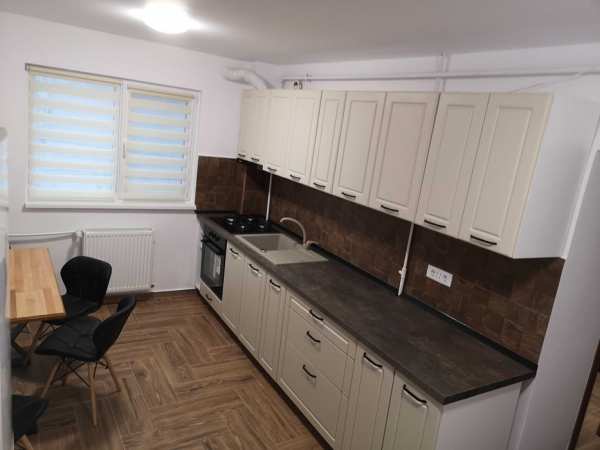 Inchiriez apartament 3 Cam zona Vest - Podul Inalt