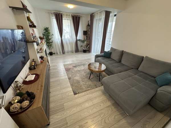 PROPRIETAR vand Apartament 3 camere 83 MP in  Tractorul Zona Coresi