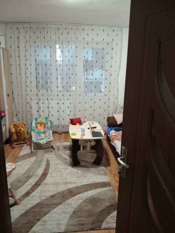 Vând apartament cu trei camere