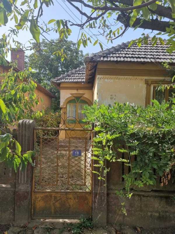 Vând casă bătrânească