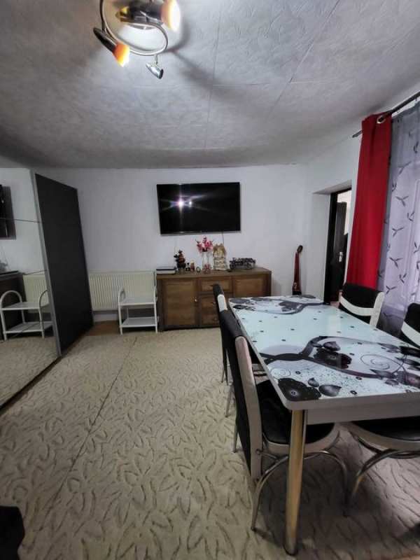 Casa de vânzare curte comuna 3fam
