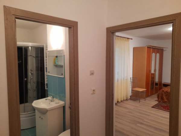 Ofer pentru inchiriere garsoniera confort 1