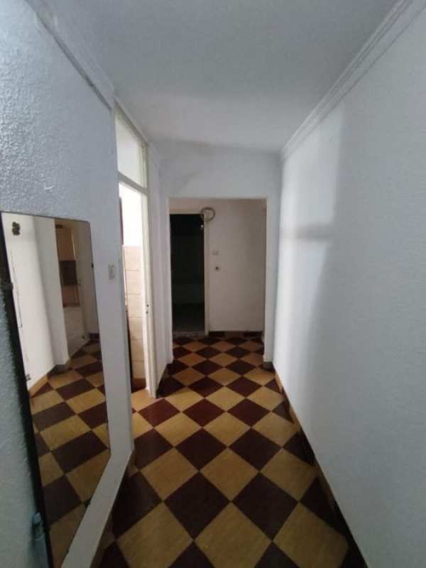 Închiriez apartament, decomandat cu 2 camere in Oravita, bloc B29 et2
