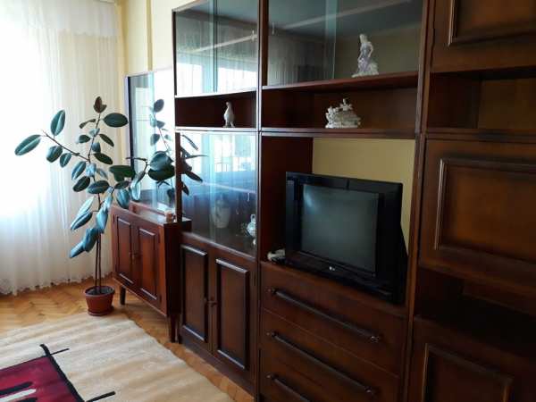 Închiriez apartament cu 3 camere