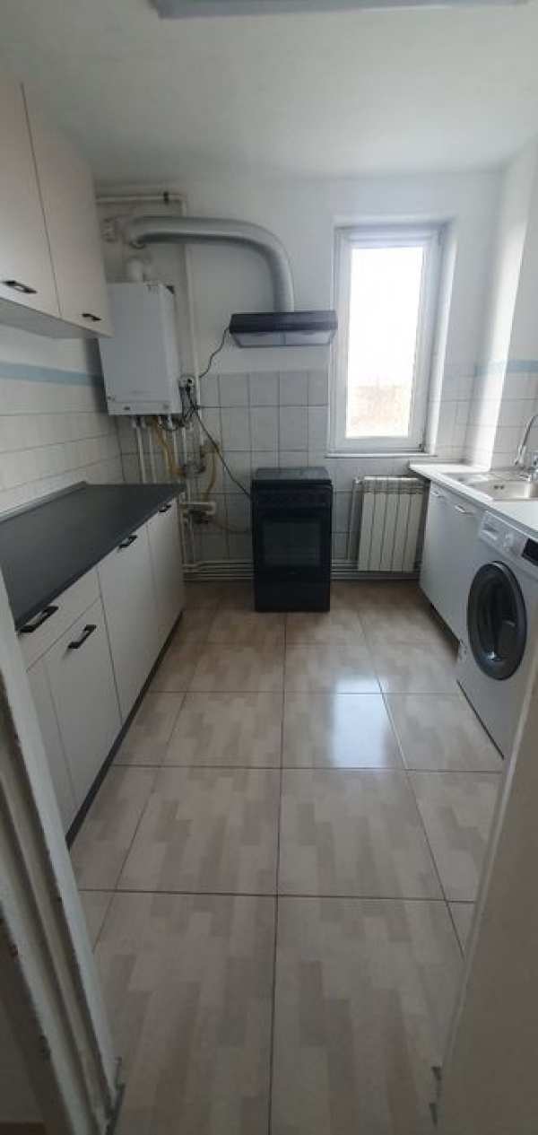 Chirie apartament 3 camere semidecomandat