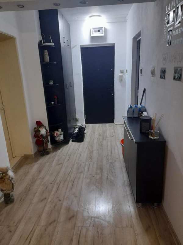 Inchiriez apartament!