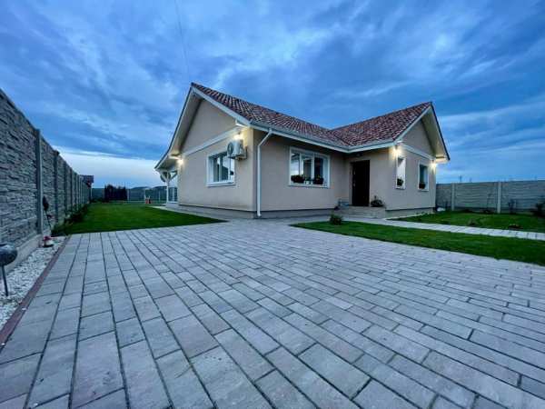 Proprietar, casă individuala parter, cu 4 camere și 2 băi.