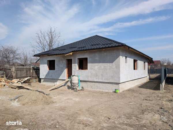 Casa 3 dormitoare , 2 bai , canalizare, apa, gaz. Lilieci