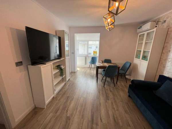 Apartament 3 camere de vânzare – renovat complet, mobilat, nelocuit