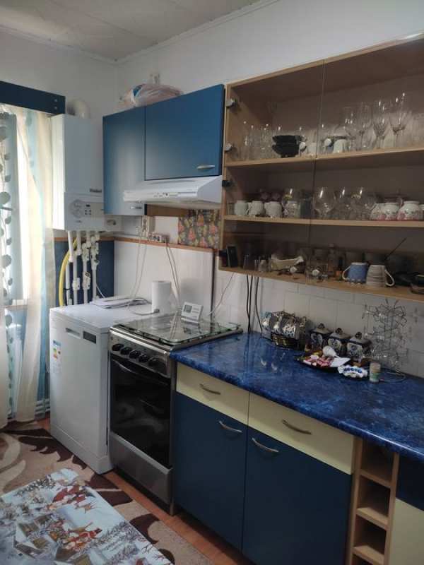 Vând apartament cu  3 camere Etajul 1 in orașul Zimnicea.