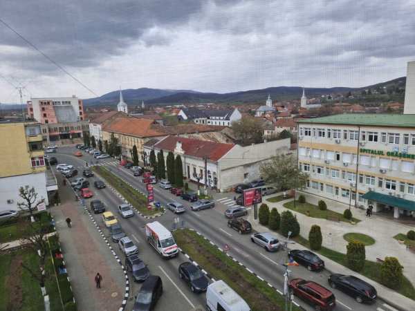 Apartament de inchiriat  doua camere in Hateg (Central)