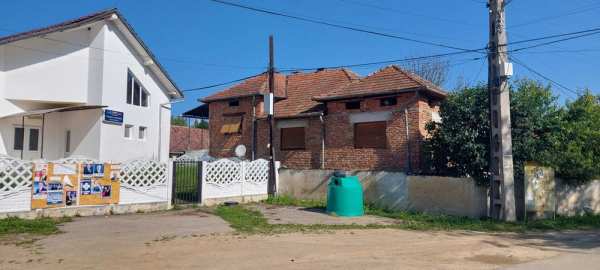 Vând casă cu grădină