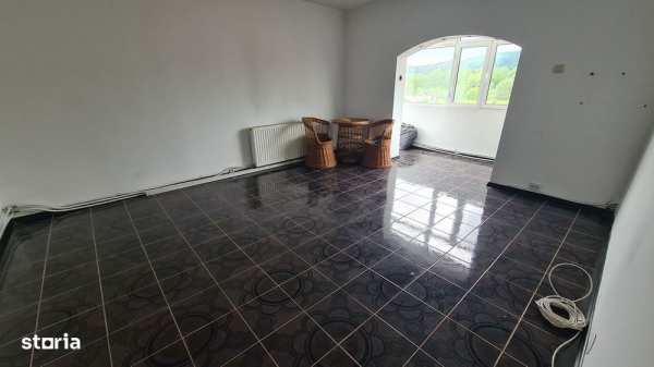 Apartament cu 3 camere de vânzare în Curtea de Argeș.