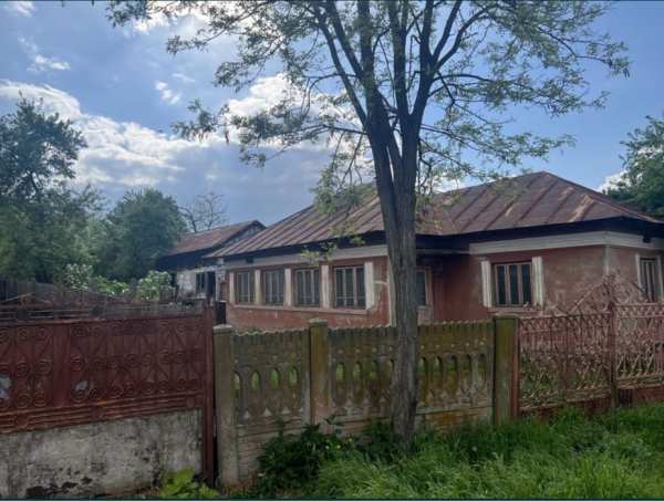 Vand casa cu teren intravilan in Ghercesti la strada Principală