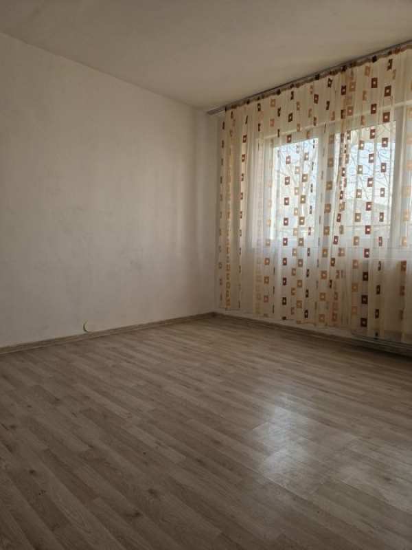 Proprietar vand apartament 2 camere, Craiovita Noua, semidecomandat