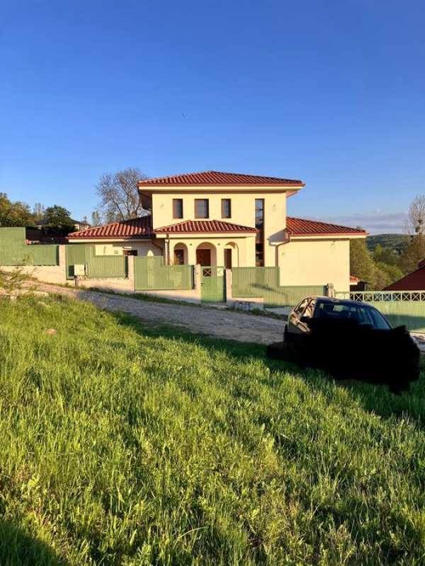 Casa 5 cam, living, bucatarie, terasa, 2 parcari, fotovoltaice