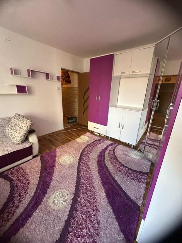 Dau in chirie apartament cu 3 camere