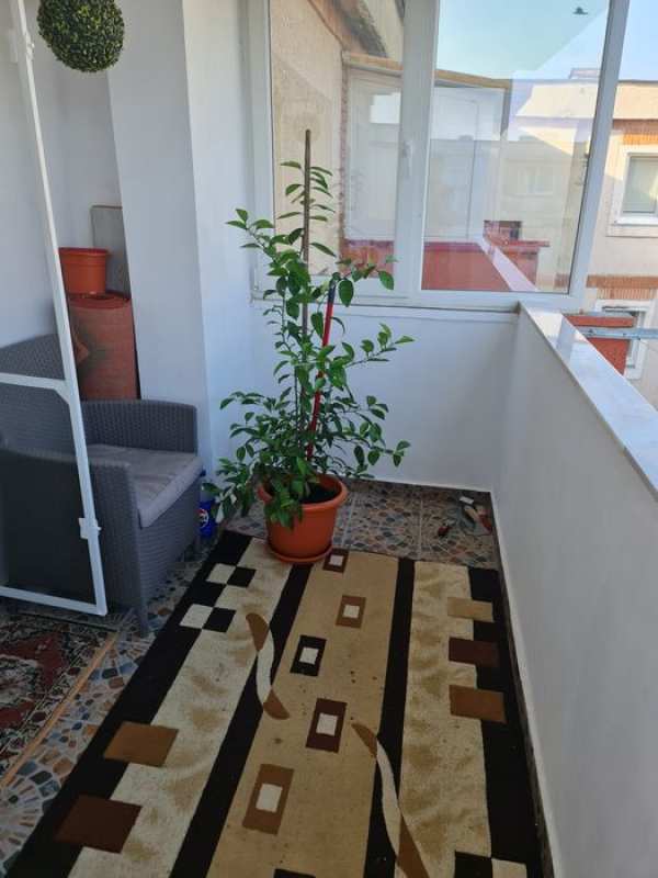 Vând apartament cu doua camere decomandat în Calan