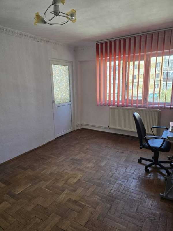 Vând apartament 3 camere, decomandat, TÂRGOVIȘTE, zonă centrală