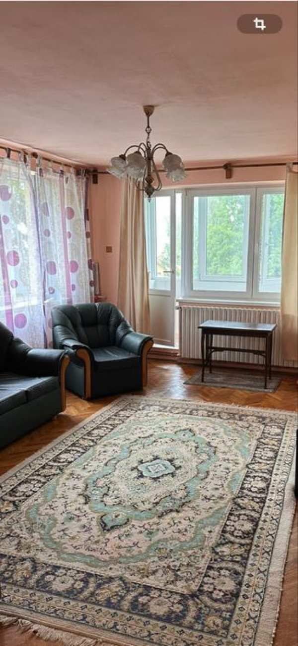 De închriat apartament 4 camere