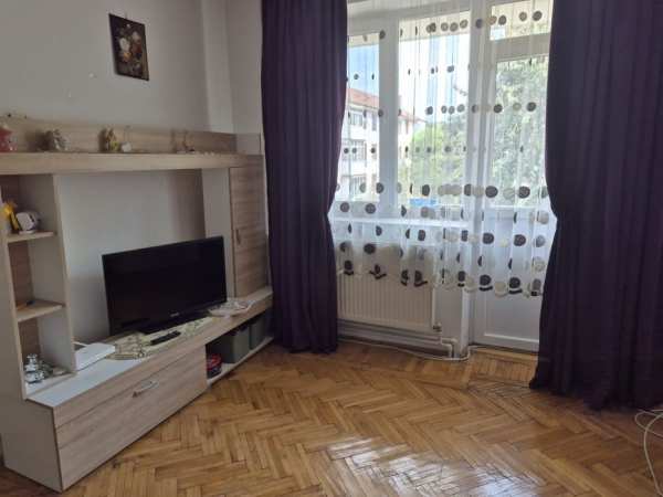 Inchiriez apartament cu 3 camere, zona centrala