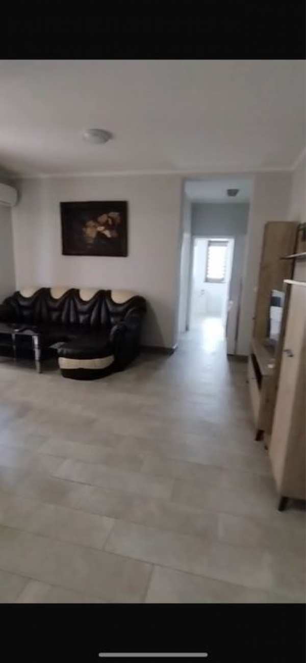 Inchiriez apartament in regim hotelier
