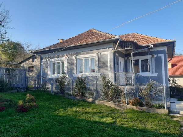Vând casă familială in stare foarte bună în comuna Sic .