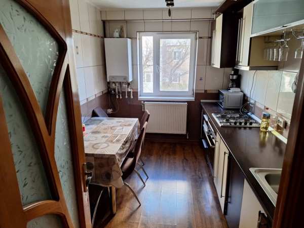Închiriez apartament 4 camere