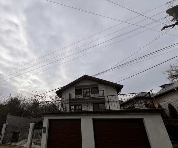 Vând casă spațioasă cu 4 camere, mansardă, garaj și curte mare