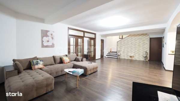 Vila individuala cu 9 camere si piscina langa padure