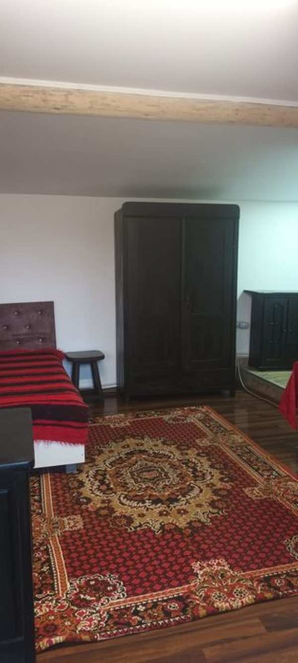 Închiriez garsonieră la casa