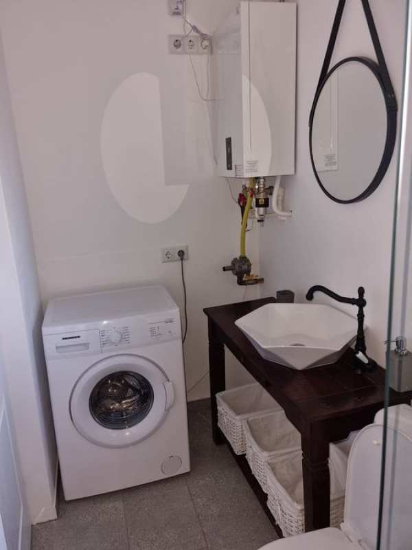 Închiriez apartament la curte cu 2 dormitoare.e
