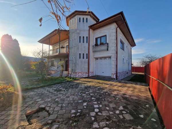 Închiriez casa.600m2