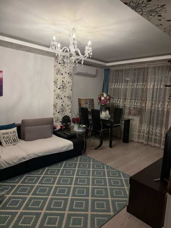 Vand apartament 3 camere, etaj 1, 2 bai, 2 balcoane in Cugir