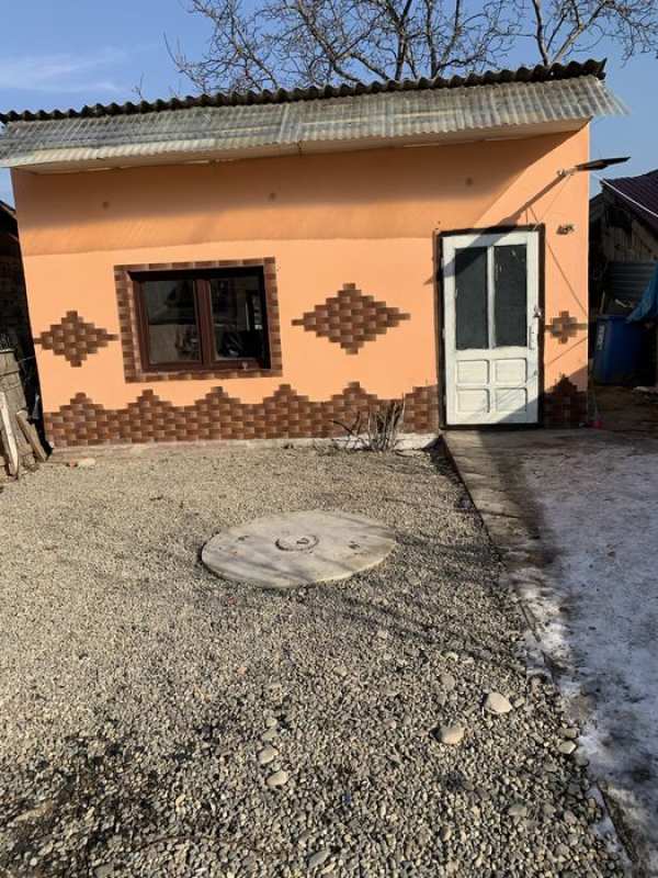 Inchirez casa la curte