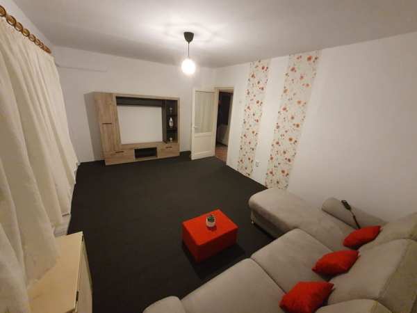 Închiriez apartament 3 camere, lângă Kaufland    
Se oferă spre