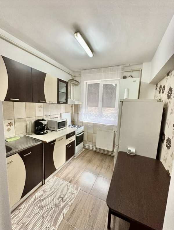 Proprietar, vând apartament 2 camere, decomandat, zona Piața