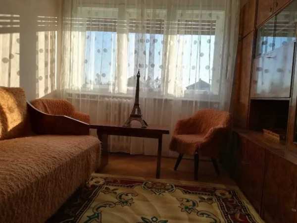 Dau in chirie apartament cu 3 camere