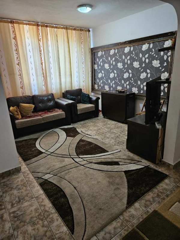 Închiriez apartament 4 camere mobilat și utilat