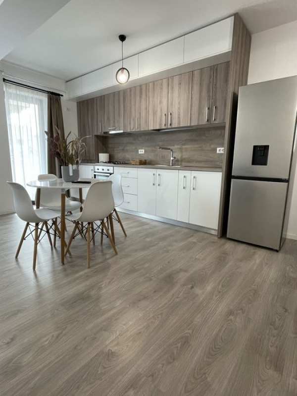 Inchiriez apartament 2 camere(tip Studio) in spatele Brothers Pub