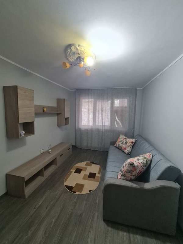 Inchireiez apartament 3 camere cu gradina de 50 metri patrati